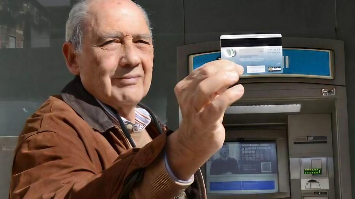 El jubilado con su tarjeta del banco