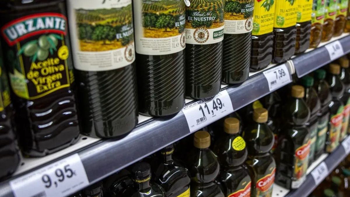 Botellas de aceite de oliva en el lineal de un supermercado