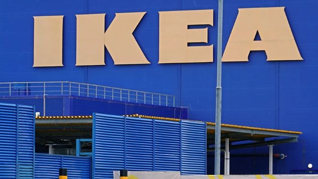 Una trabajadora de Ikea pide una reducción de jornada para cuidar de su hija enferma y la empresa se la amplía: gana y deben pagarle también 7.501 euros