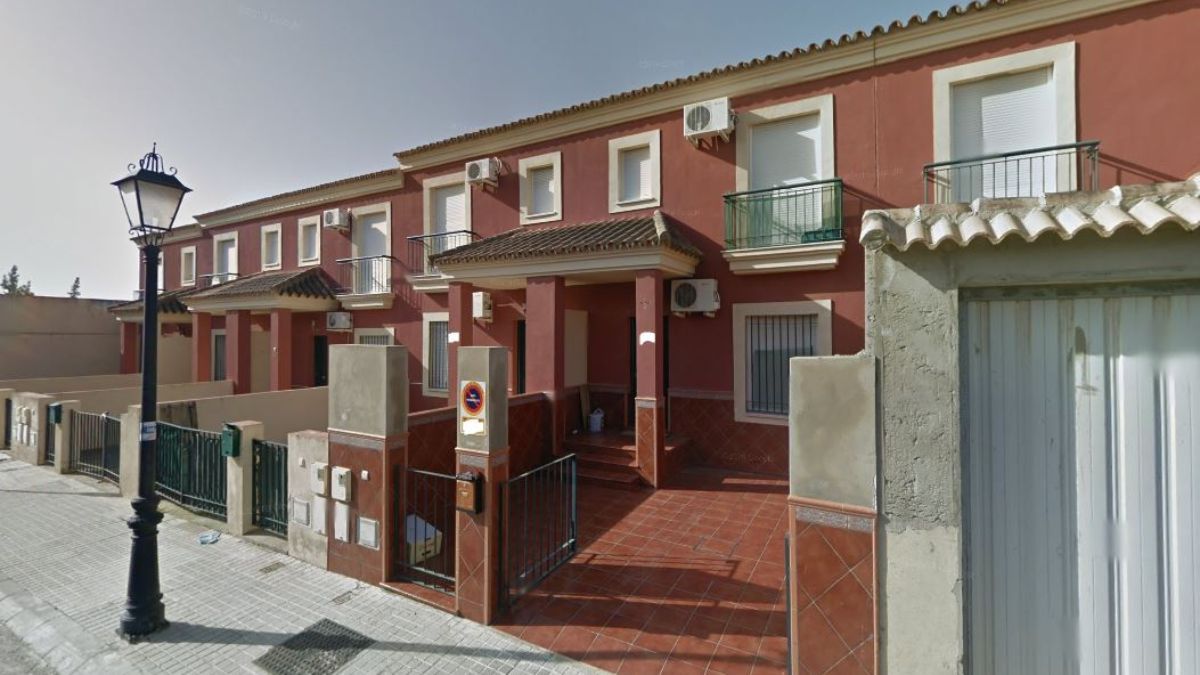 Fachada de un chalet en venta de Unicaja