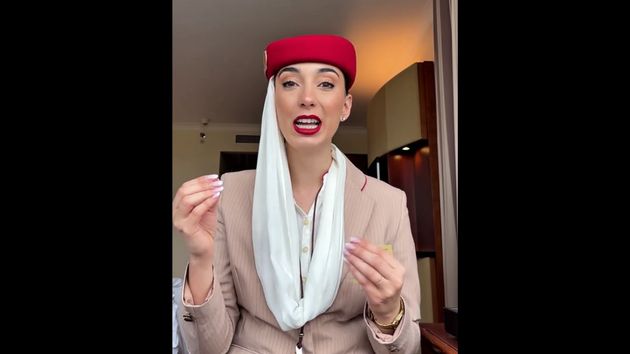 Una azafata de Emirates sin pelos en la lengua: “El sueldo básico es de 1.000 euros, pero tenemos que sumarle las horas de vuelo. No pagamos alquiler, ni transporte para ir al trabajo y tenemos descuentos para viajar y en hoteles”