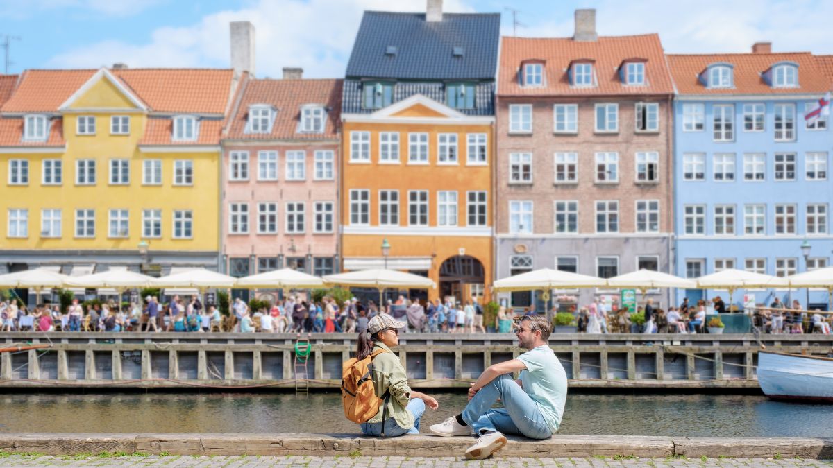 Dos personas charlan junto al canal de Copenhague