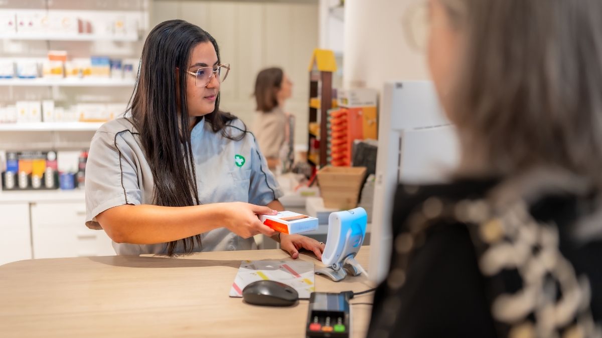 Una dependienta de farmacia atiende a una clienta