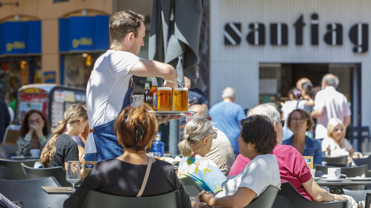 Un camarero trabajando