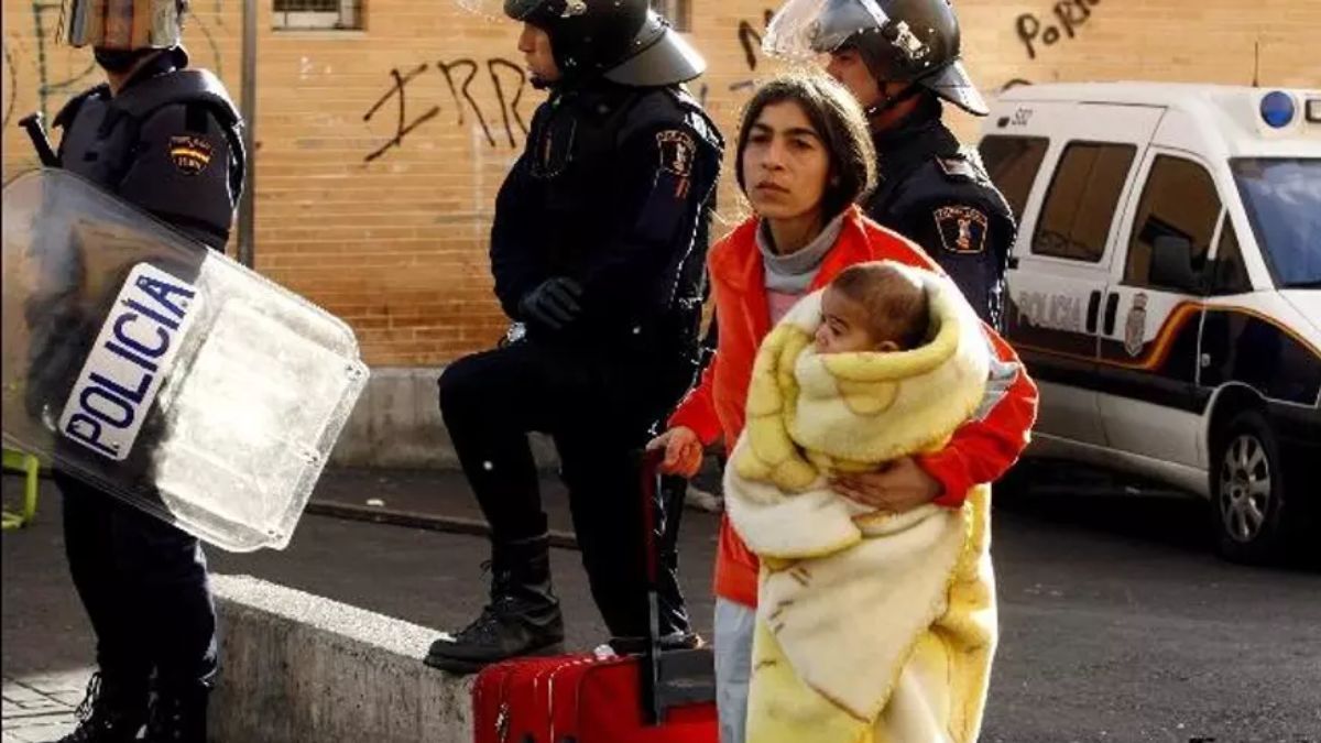 Una okupa con su hijo siendo desalojada