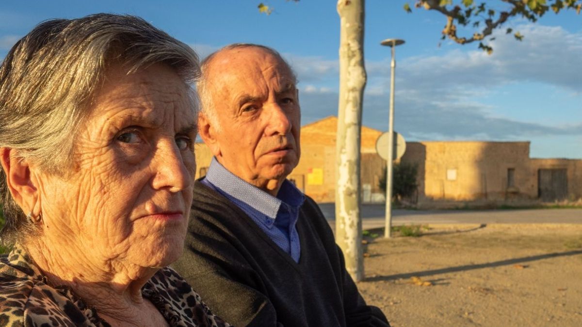 Dos jubilados mirando a la cámara