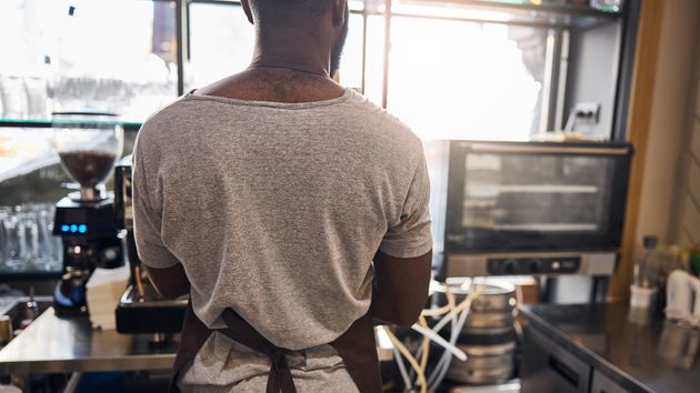 Una camarera es despedida por llamar “puto negro” a un compañero, quien trató de justificarla diciendo que no le importaba y estaba acostumbrado a que le trataran así: es procedente