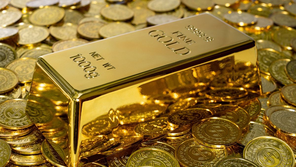 Lingote de oro con monedas