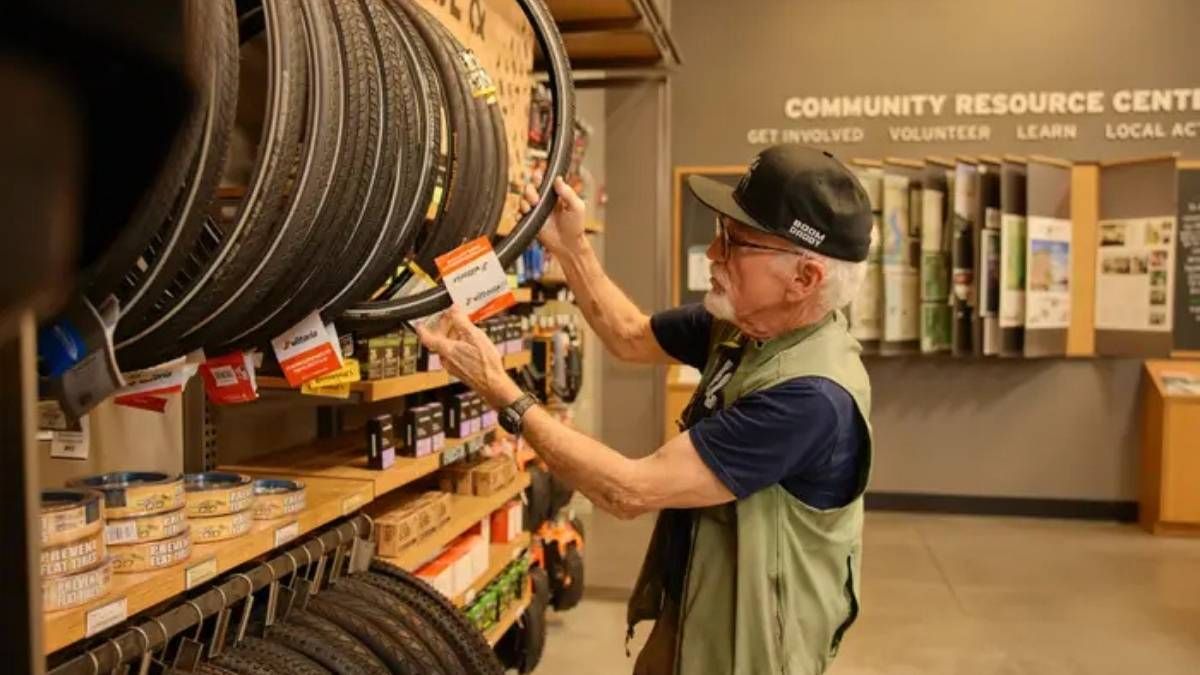 Mike Plummer entre ropas