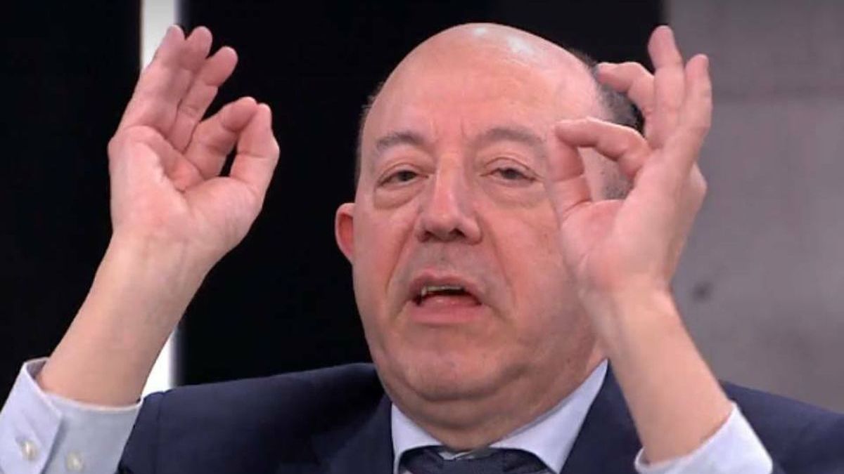 El economista Gonzalo Bernardos gesticulando en un programa de televisión
