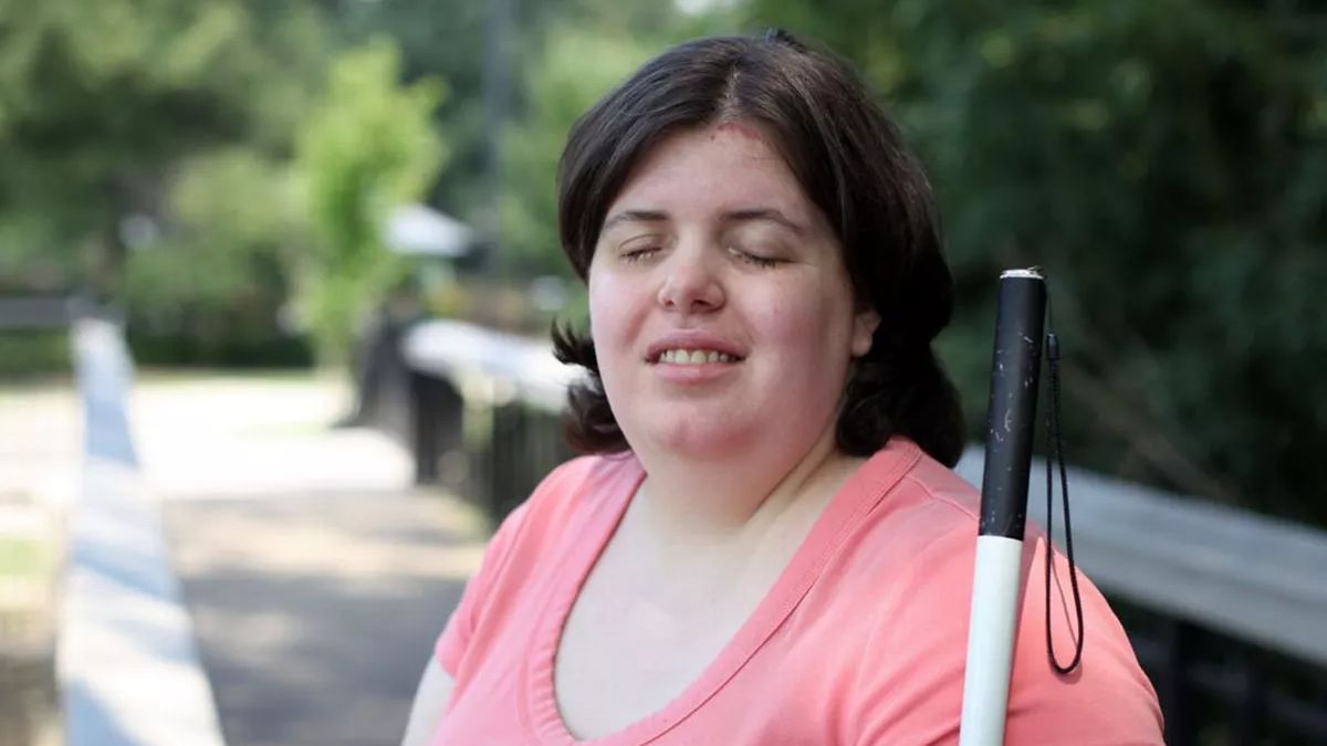 mujer con discapacidad visual