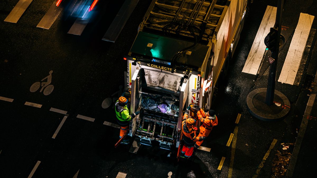 Varias personas trabajando en el servicio de recogidas de basura
