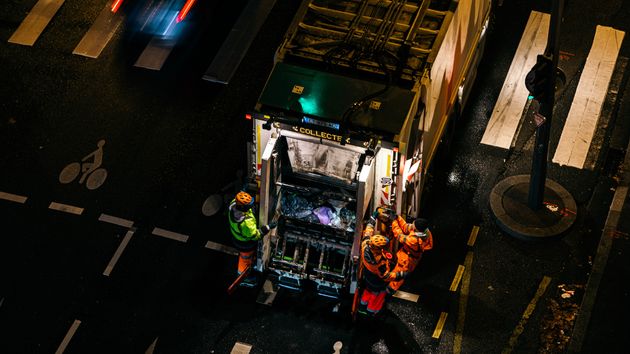 Un hombre que trabajaba en el servicio de recogida de basura es despedido por no ponerse el chaleco reflectante y retrasar camiones durante una huelga: es procedente