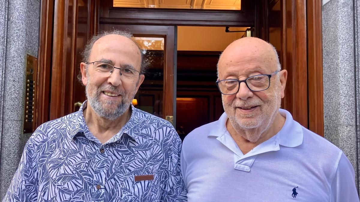 Antonio López y Juan José López en la puerta de casa