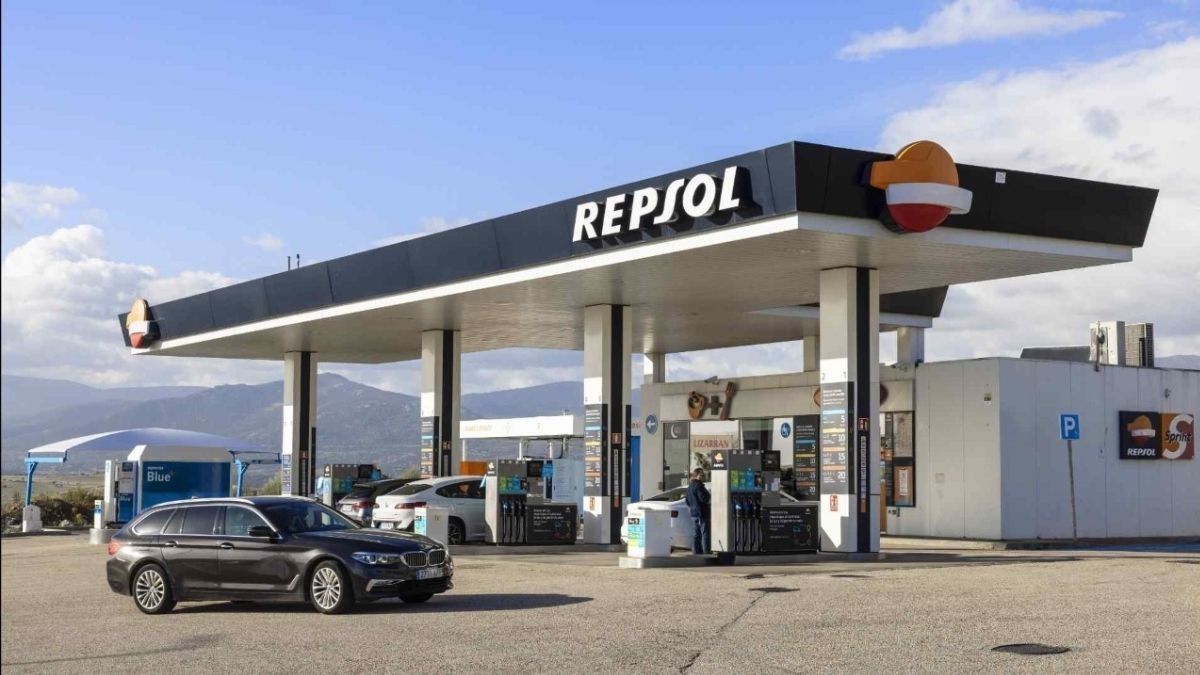 Una estación de servicio Repsol con algunos coches