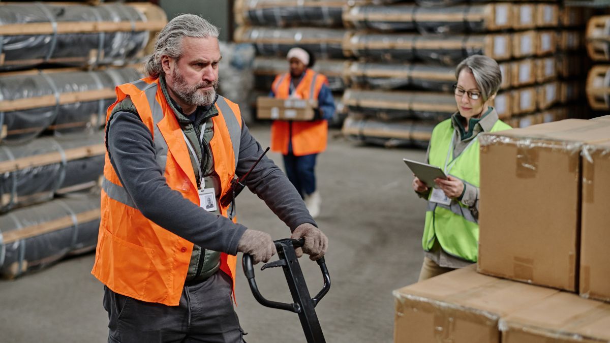 Un operario trabaja en una nave 