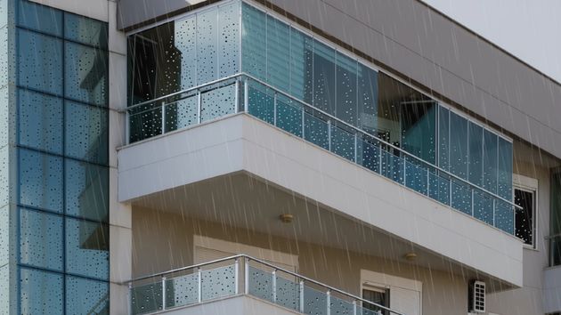 Una propietaria denuncia a sus vecinos por cerrar la terraza con el permiso de la comunidad, aunque ella votó en contra: le molesta porque cae la lluvia en su ventana