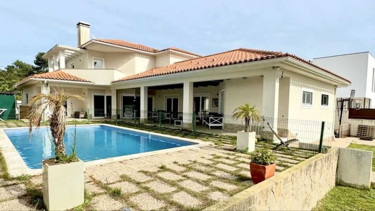 un chalet con piscina