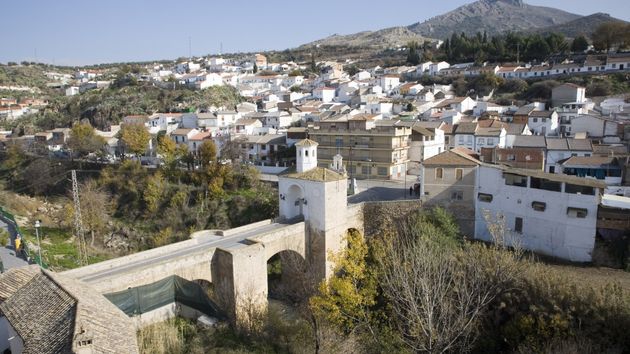 Sueldo de 1.548 euros al mes más 600 euros por productividad y casa gratis: el bonito pueblo andaluz que busca trabajadores