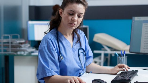 Condenan una auxiliar de enfermería a casi dos años de cárcel por acceder sin autorización al historial clínico de su exmarido