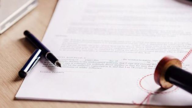 Una joven recibe una herencia inesperada de 840.000 euros y se niega a compartirla con sus padres: “no pienso repartirla”