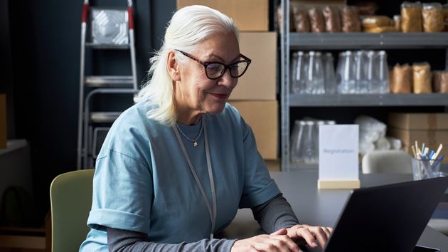 Rita (58 años) habla claro sobre su empleo: “gano un sueldo de 4.600 euros al mes sin tener estudios”