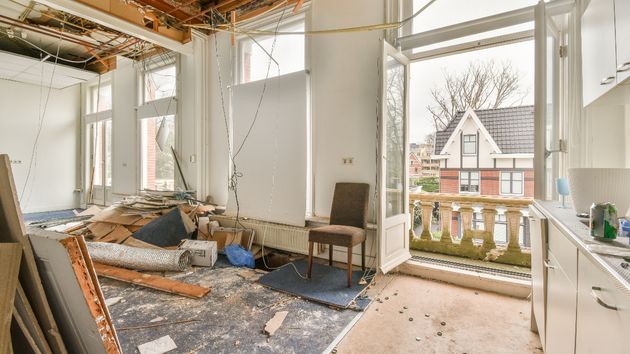 Un inquilino deja de pagar el alquiler, y destroza el piso: el casero lo desahucia y acaba perdiendo 63.000 euros y denunciado por alquilar una vivienda insalubre