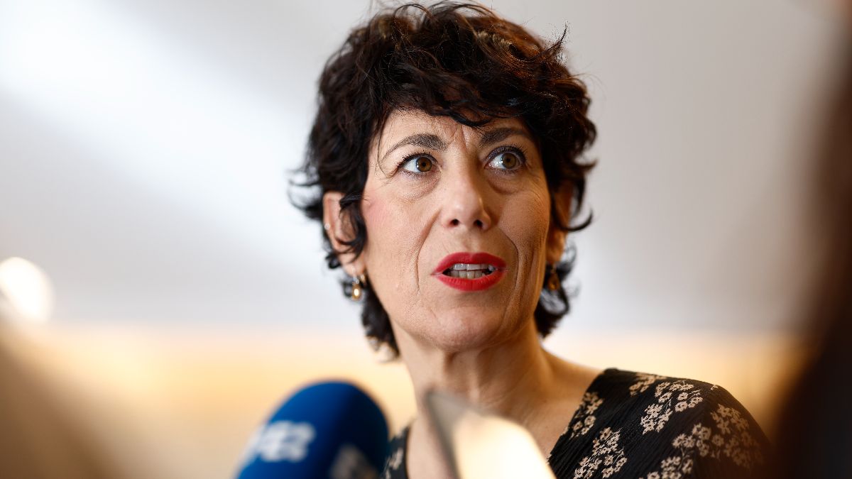 Elma Saiz, ministra de la Seguridad Social, atendiendo a los medios