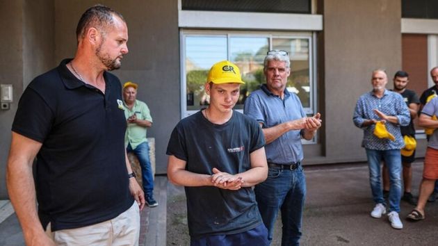 Lucas, el joven de 18 años que ha comprado la granja de su abuelo en subasta por 115.000 euros: "La gente no tiene reparos en asesinar a los agricultores"
