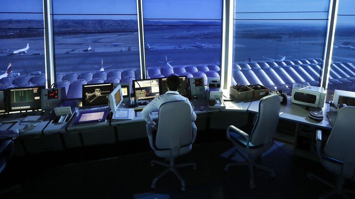Un controlador aéreo trabajando 