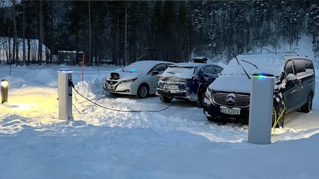 Noruega alcanza su objetivo de tener casi el 100% de sus coches nuevos eléctricos y ahora el gobierno planea subir los impuestos a los vehículos cero emisiones y recortar las ayudas