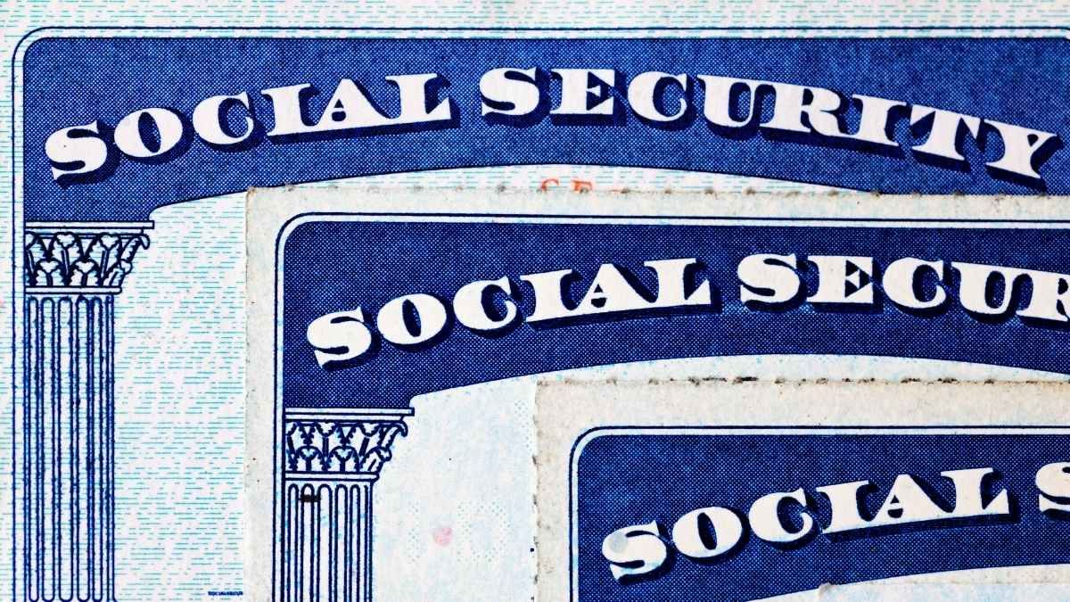 Unos billetes del Seguro Social de Estados Unidos