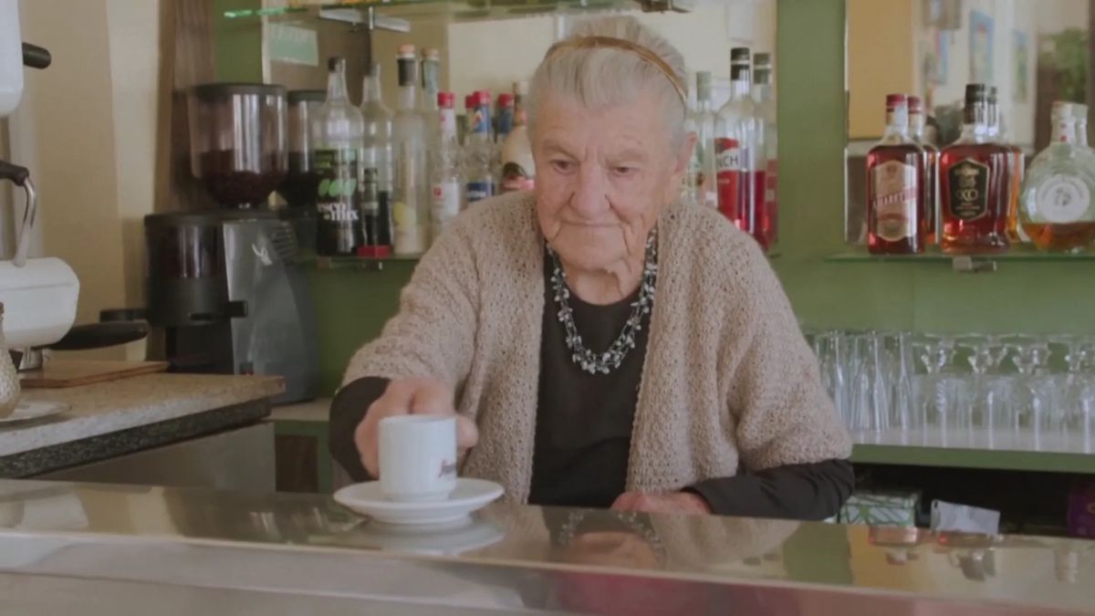 Anna Possi es la camarera más longeva del mundo con 101 años. 