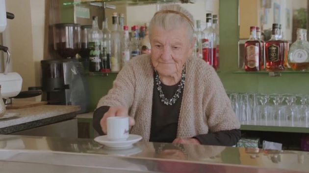Anna Possi, con 101 años, es la camarera más longeva del mundo: “Tras acabar la Segunda Guerra Mundial se inició en el oficio”