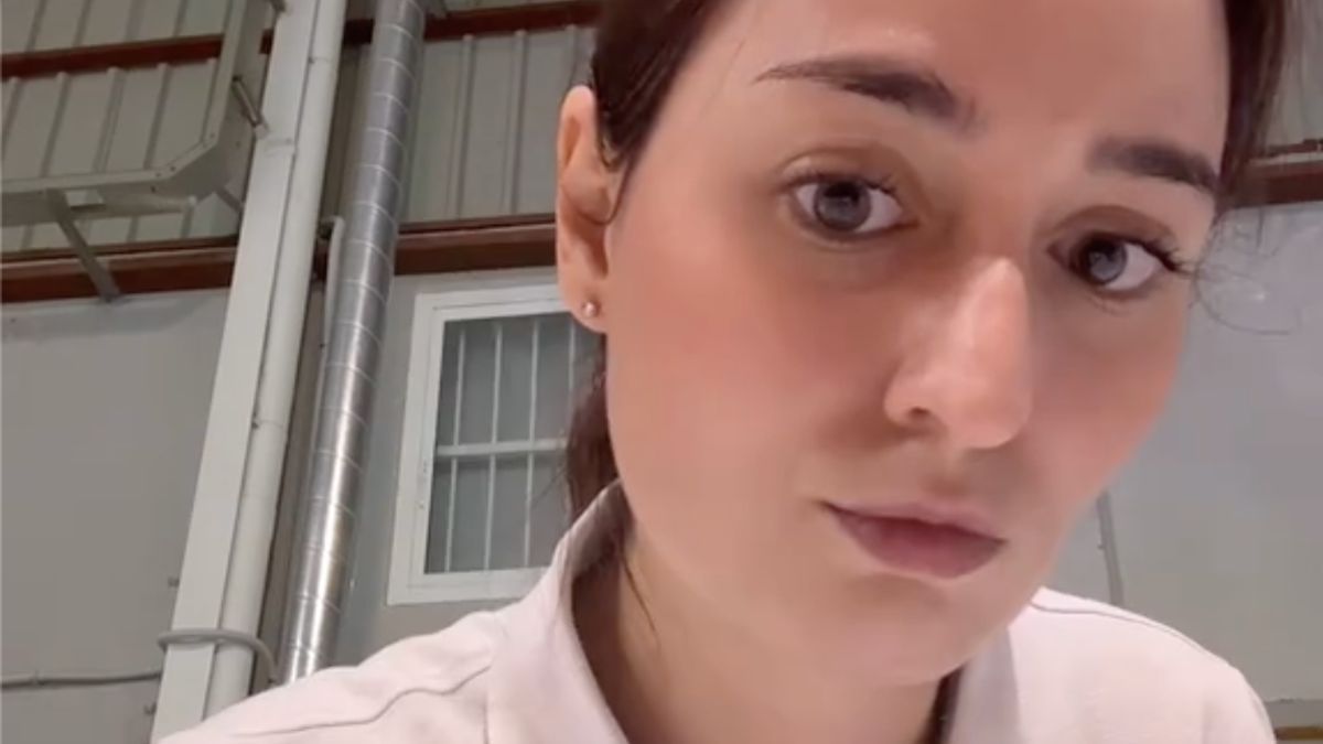 Victoria, autónoma, mientras trabaja