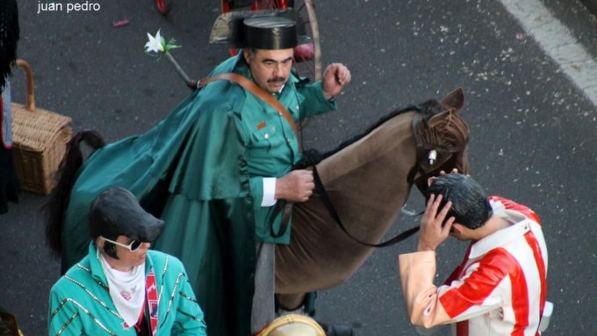 Una persona disfrazada de Guardia Civil en una fiesta