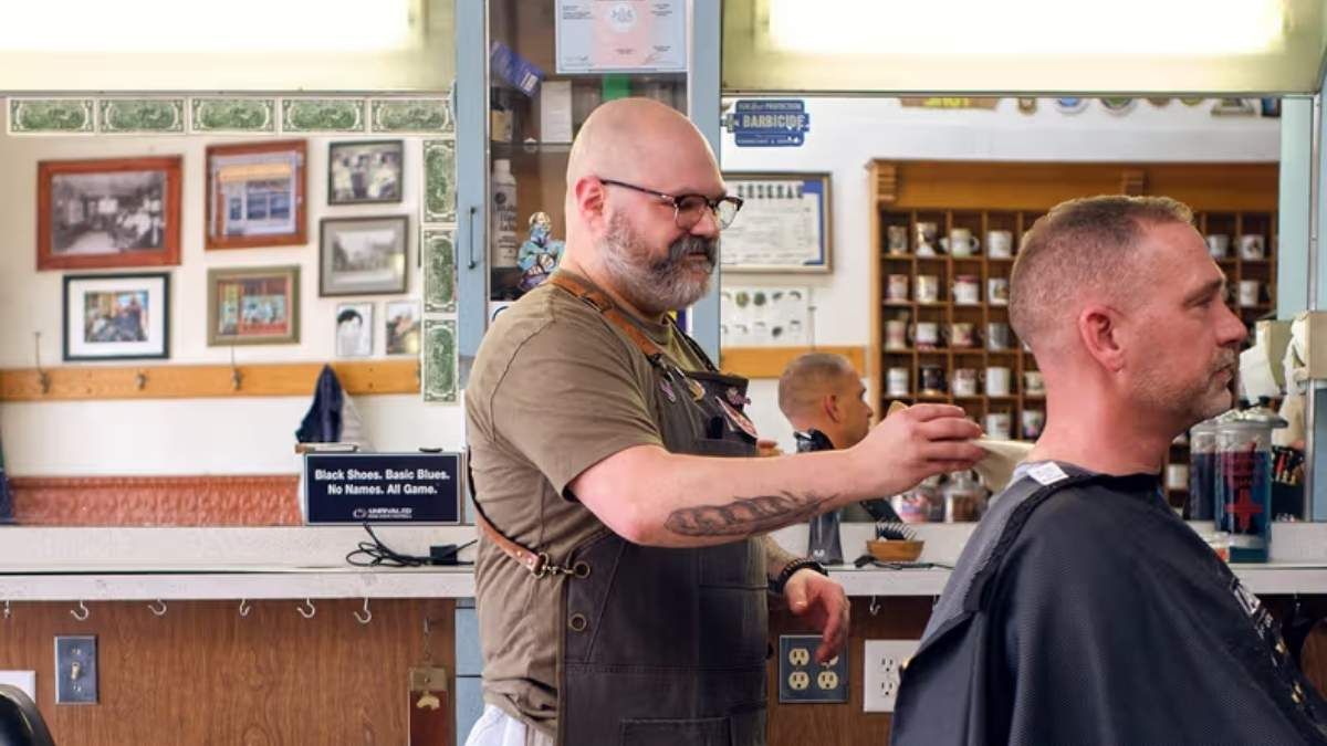 el barbero cortando el pelo a un cliente