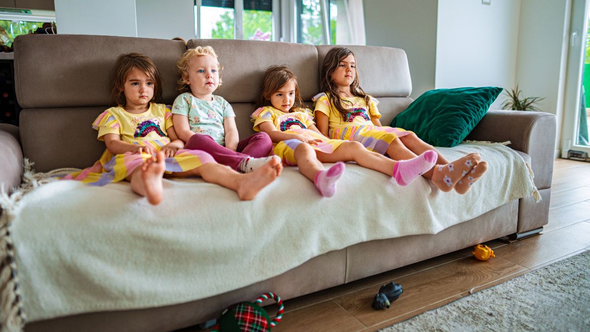 4 niños sentados en un sofá