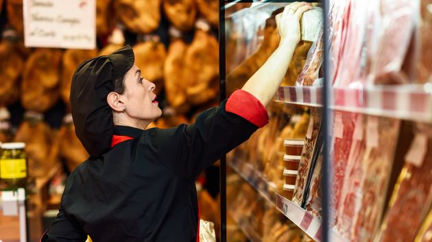 Despedida una dependienta de supermercado con más de 23 años de antigüedad por la desaparición de varias patas de jamón y sustraer yogures y chocolate: es procedente