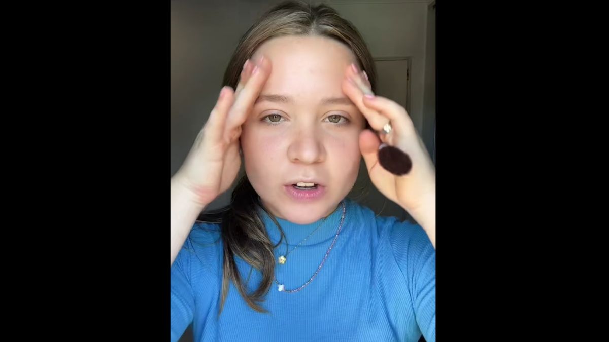 La joven se lleva las manos a la cabeza en el vídeo de Tiktok