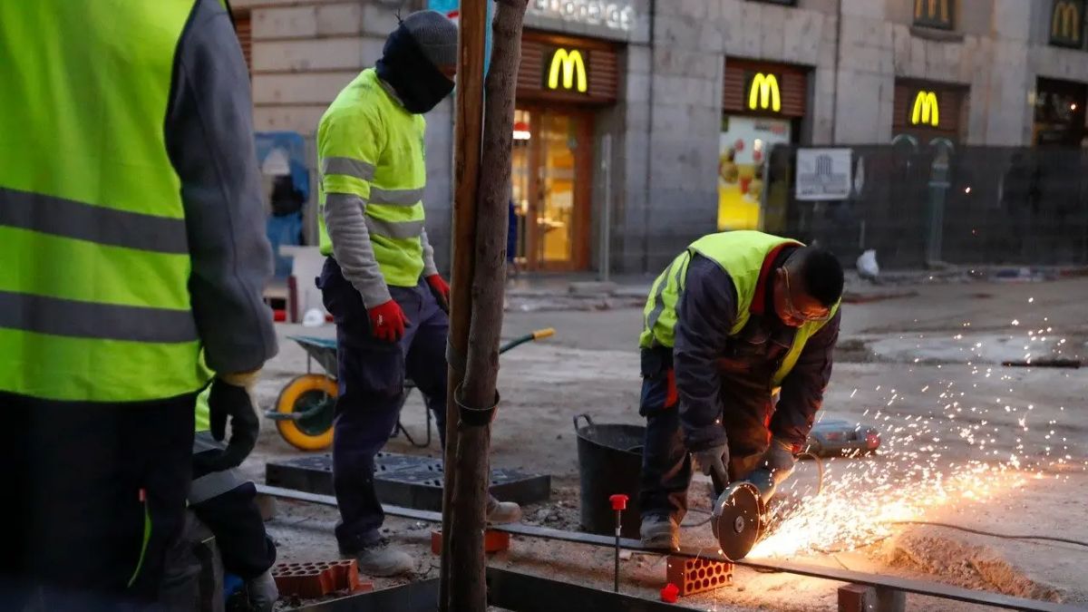 Unos obreros trabajando en la reparación de una calle