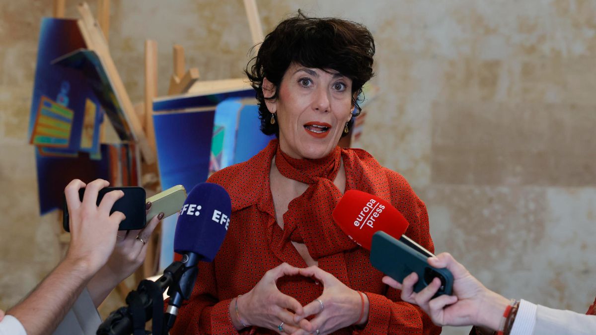 Elma Saiz atendiendo a los medios