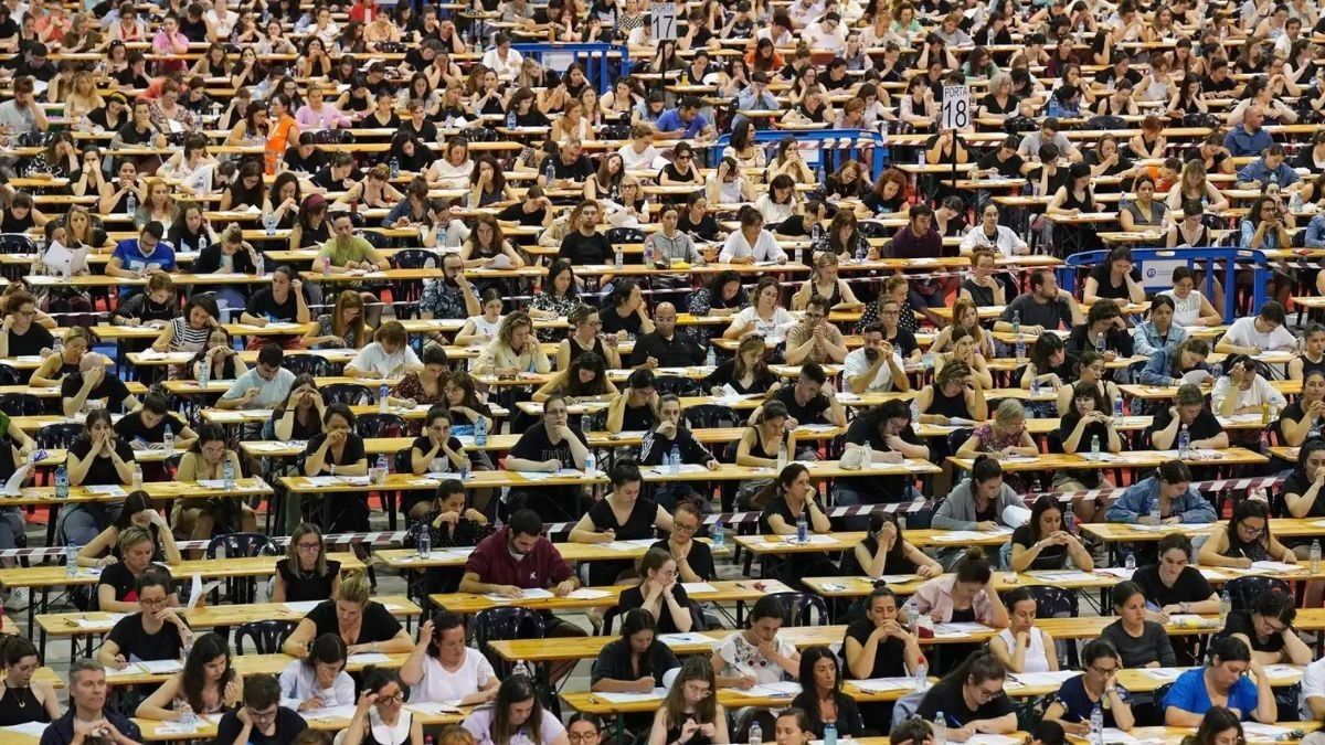 Varios opositores sentados en las mesas de examen
