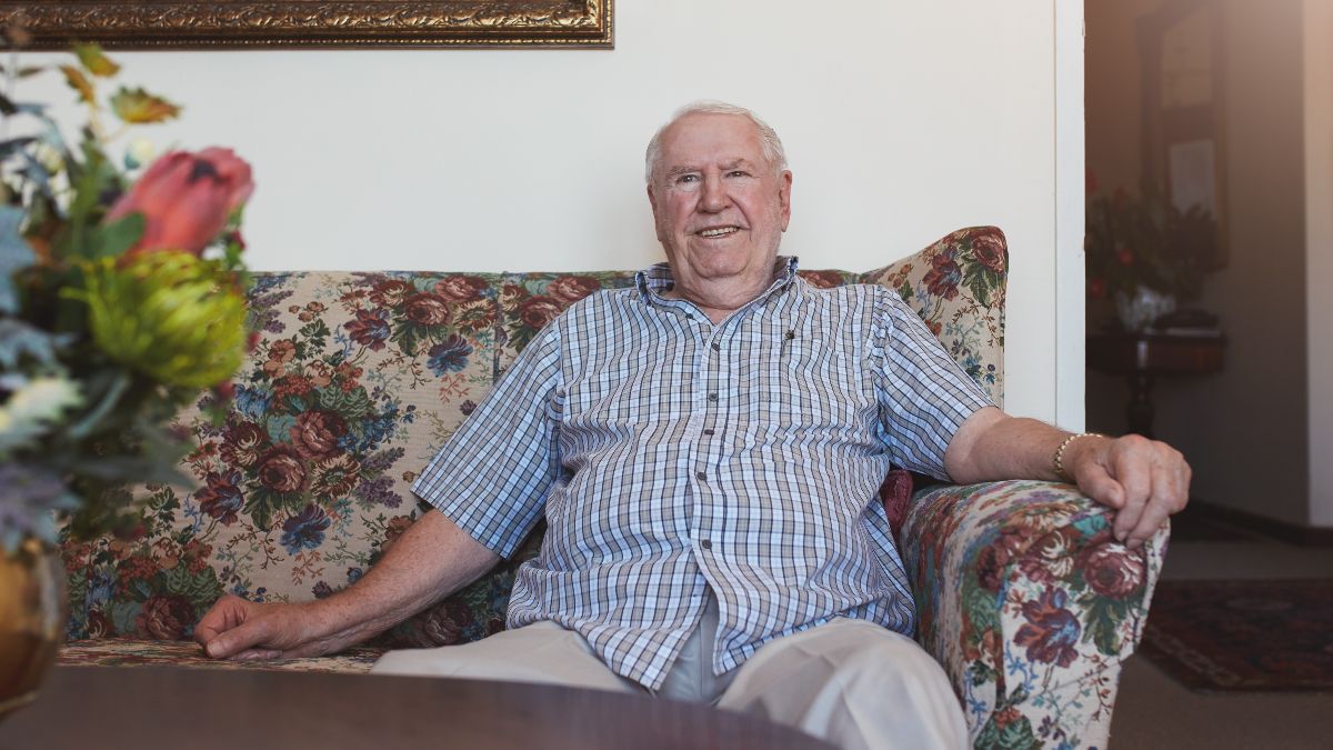 un hombre jubilado sentado en el sofa