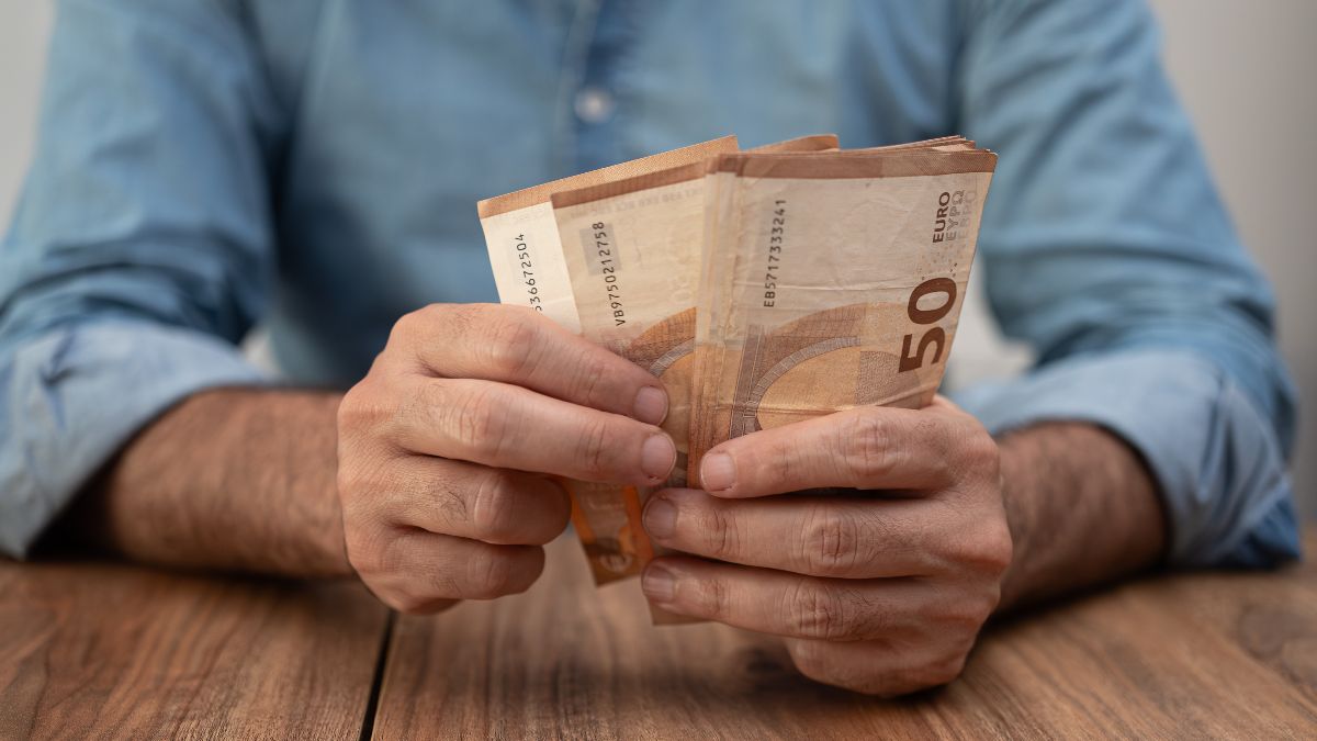 Manos sujetando euros