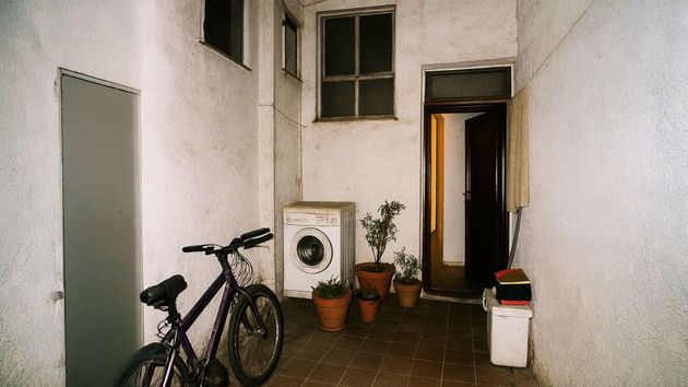 Dos vecinos abren una puerta al patio de la comunidad sin permiso y colocan su lavadora y macetas: la justicia les obliga a cerrarla por invadir las zonas comunes