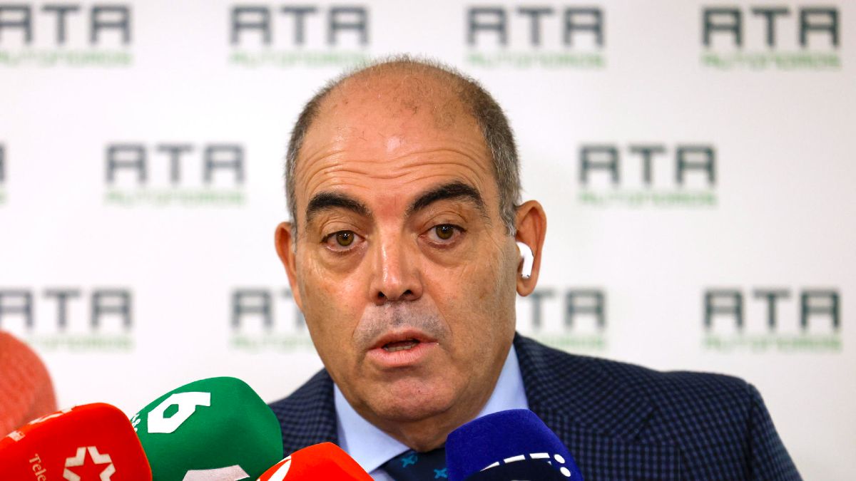 Lorenzo Amor ante los medios