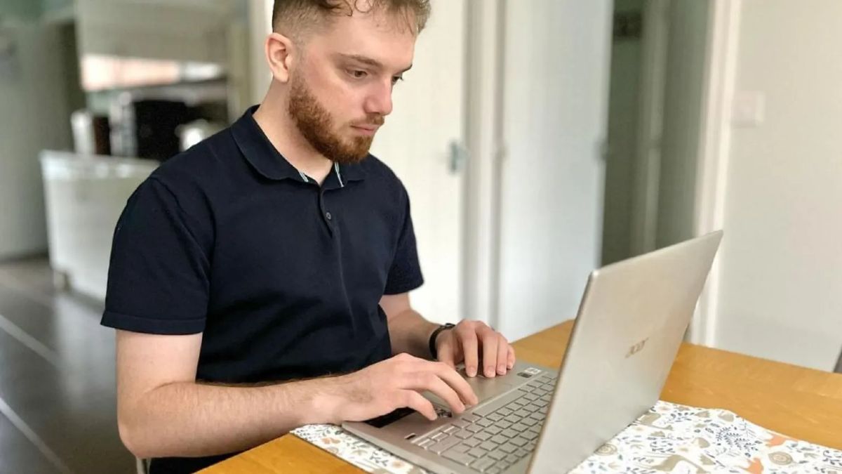 El joven, Joe Burgess, en su domicilio