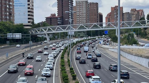 La DGT responde: ¿es tu obligación apartarte si vas por el carril izquierdo a 120 km/h y alguien te quiere adelantar?