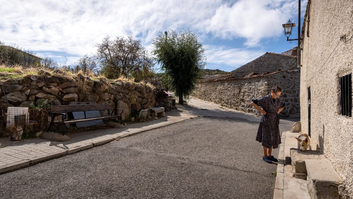 una mujer en un pueblo rural